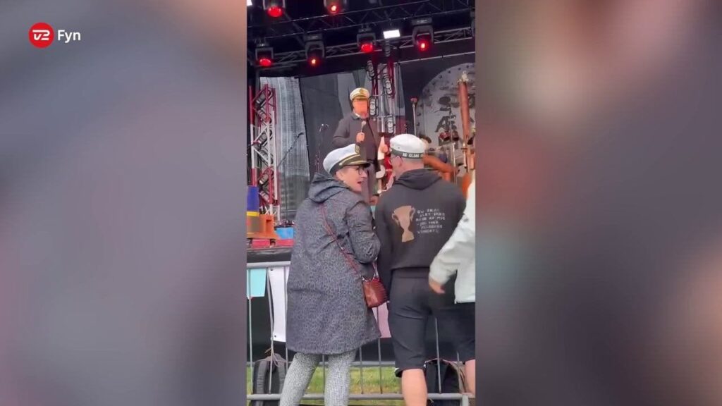 Søren Windell (K) in der Stadt- und Kulturrat in Odense macht sich über einen Bürger im "satirischen" Lied lustig- es ist "zutiefst beleidigend"