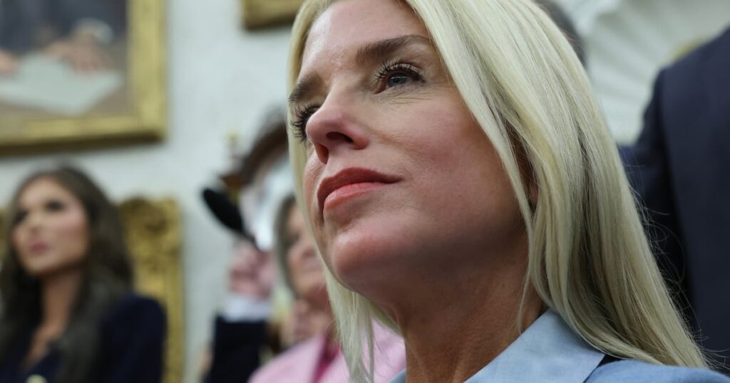 Uhr: Pam Bondi prahlt mit Plänen, amerikanische Bürger zu töten