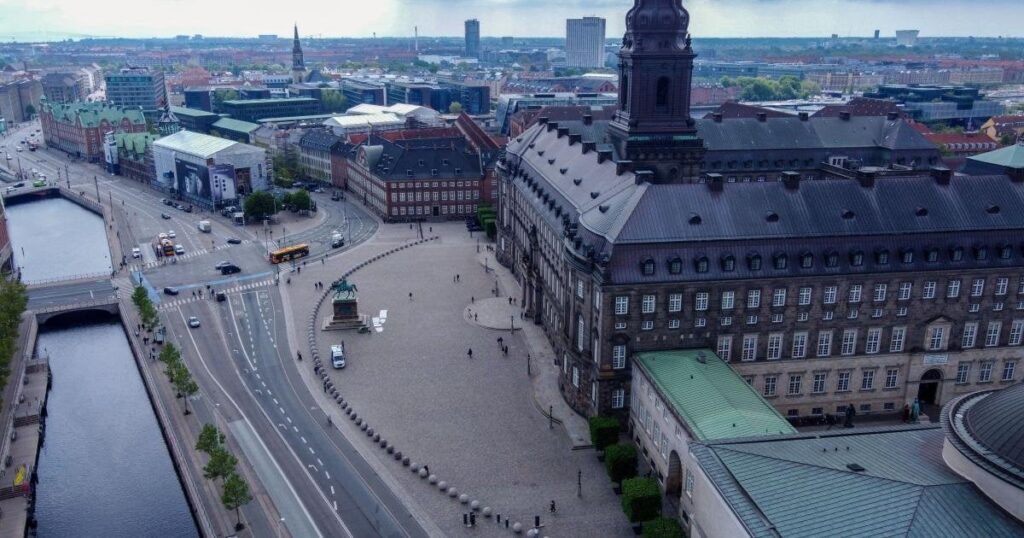 In dem Zeitraum 2002-2023 wurde der jährliche öffentliche Gleichgewicht durchschnittlich um 1,8 Prozent unterschätzt. des BIP. Das entspricht dem heutigen BIP auf 53 Milliarden. DKK pro Jahr. Das Wirtschaftsministerium schätzt, dass der Zeitraum ein Geschäftszyklus neutral war. In dem Zeitraum 2002-2023 wurde der jährliche öffentliche Gleichgewicht durchschnittlich um 1,8 Prozent unterschätzt. des BIP. Das entspricht dem heutigen BIP auf 53 Milliarden. DKK pro Jahr. Das Wirtschaftsministerium schätzt, dass der Zeitraum ein Geschäftszyklus neutral war.