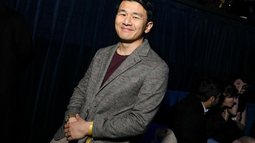 "Die tägliche Show" Ronny Chieng, die kürzlich US -Bürger geworden ist: "Es ist eine seltsame Zeit, es zu tun"