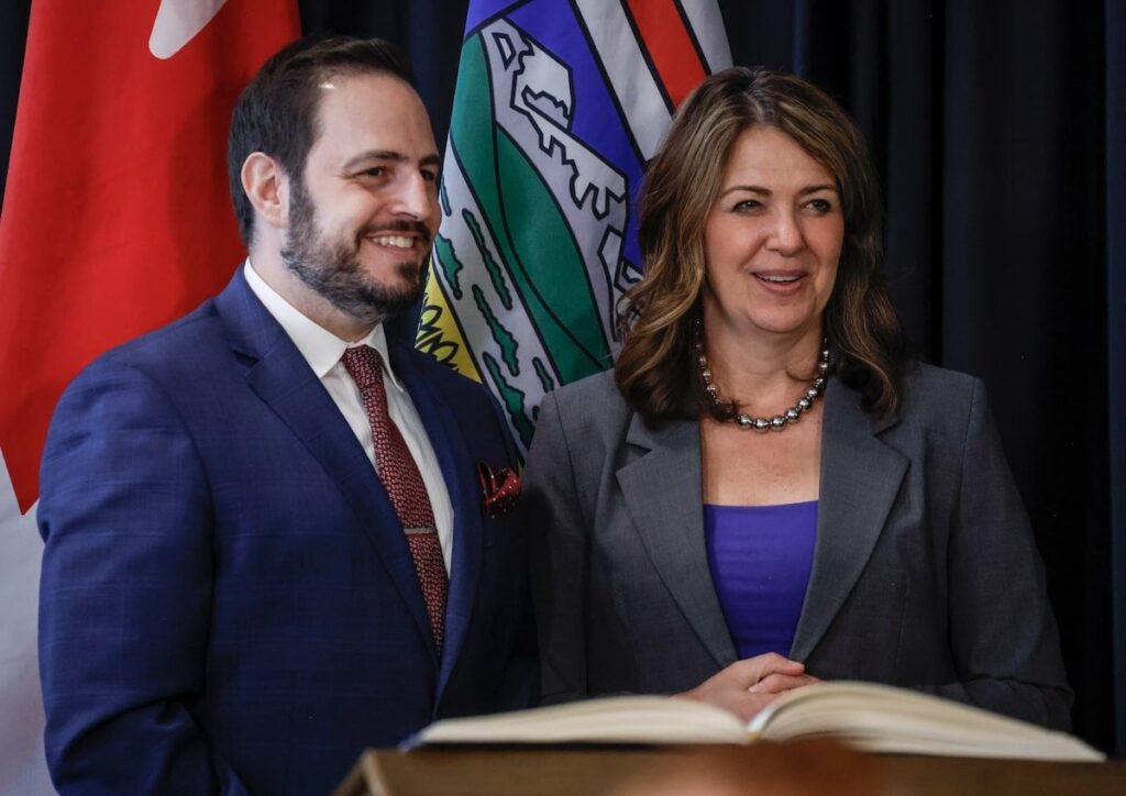 Alberta, um eine öffentliche Beratung abzuhalten, über die Bücher aus Schulbibliotheken verbannt werden sollten