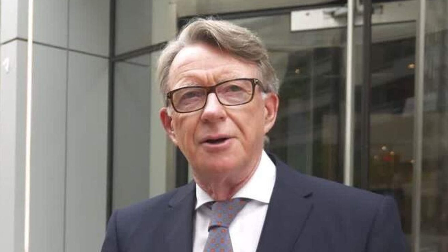"Ich wünschte, ich hätte Epstein nie getroffen", sagt Lord Mandelson