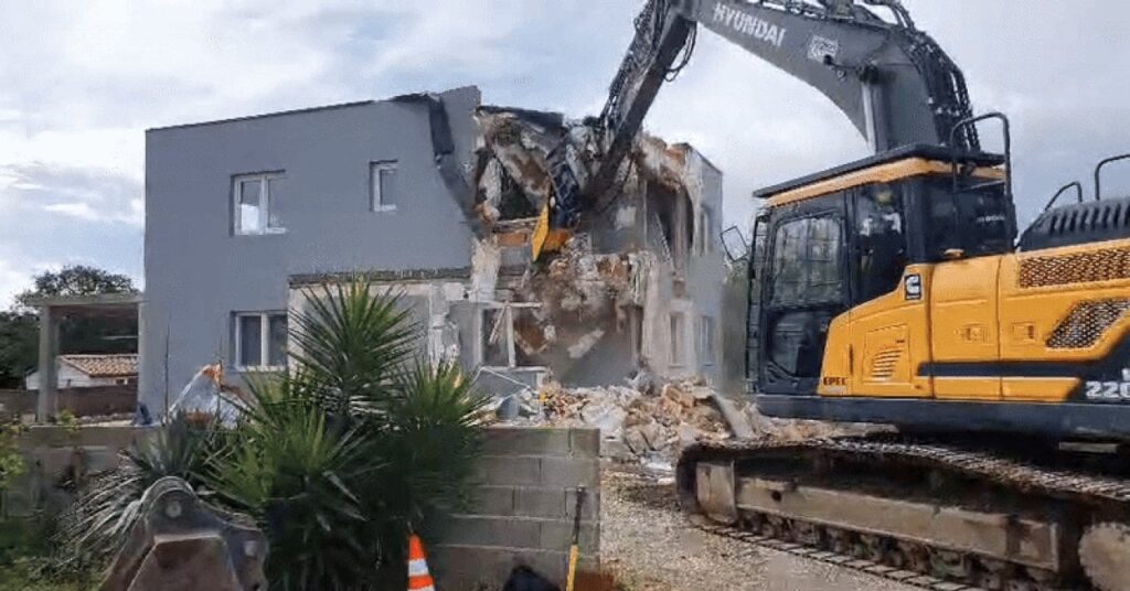 Der Abriss von illegal gebauten Häusern in Istrien begann: Das Feld kommt Schüsse des Baggers in Aktion, sehen Sie, wie man die Villen brechen Der Abriss von illegal gebauten Häusern in Istrien begann: Das Feld kommt Schüsse des Baggers in Aktion, sehen Sie, wie man die Villen brechen