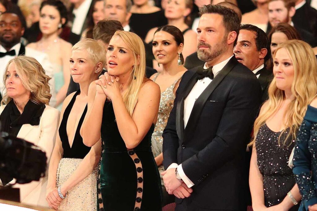 Michelle Williams erinnert sich an geschäftige Philipps, dass er Ben Affleck in Oscars Best Picture Mix-up "etwas tun" erzählt hat