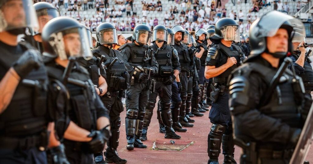 Video in Fan -Unruhen verletzten 16 Polizisten. Eine tolle Aktion der MUP beginnt die Nacht! Video in Fan -Unruhen verletzten 16 Polizisten. Eine tolle Aktion der MUP beginnt die Nacht!