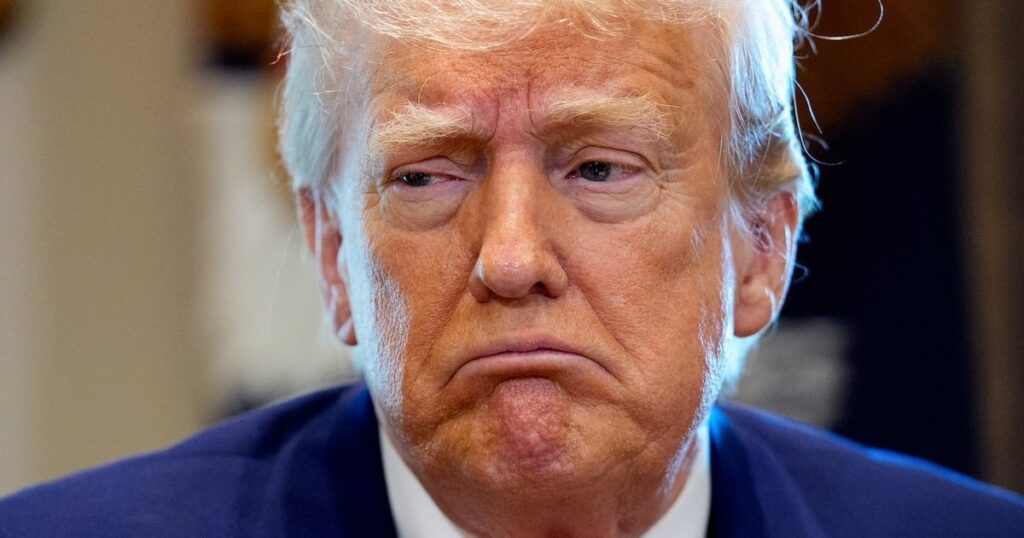 Trump tobt auf eigene Richter, nachdem er entschieden hatte, die Abschiebungen nach dem Kriegsgesetz einzustellen. „Unser Land, wie wir es wissen, ist fertig!“ Der Präsident schrieb, nachdem ein Gericht entschieden hatte, dass er Migranten nicht ohne ordnungsgemäßes Verfahren deportieren konnte. Trump tobt auf eigene Richter, nachdem er entschieden hatte, die Abschiebungen nach dem Kriegsgesetz einzustellen. "Unser Land, wie wir es wissen, ist fertig!" Der Präsident schrieb, nachdem ein Gericht entschieden hatte, dass er Migranten nicht ohne ordnungsgemäßes Verfahren deportieren konnte.