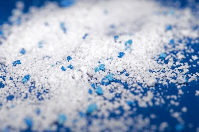 Die Forscher warnen, dass das Vereinigte Königreich die internationalen Bemühungen zurückgeht, da Mikroplastik Lebensmittel, Körper und Ökosysteme infiltriert