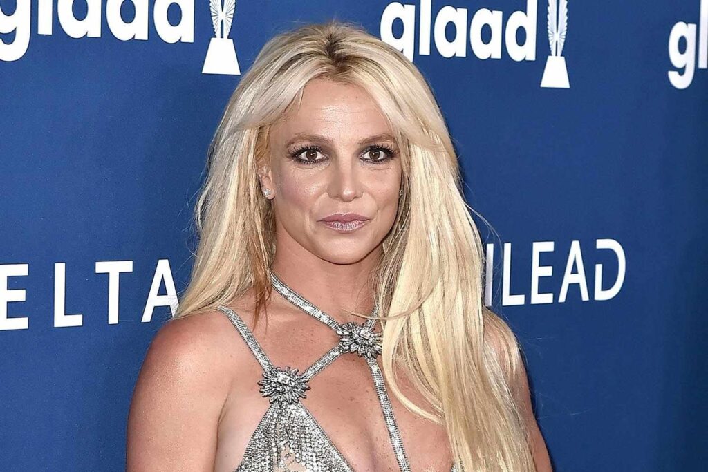 Britney Spears gibt zu, Zigarette auf dem Flug anzuzünden, sagt jedoch, dass die Benachrichtigung der Behörden "ein bisschen" war ".
