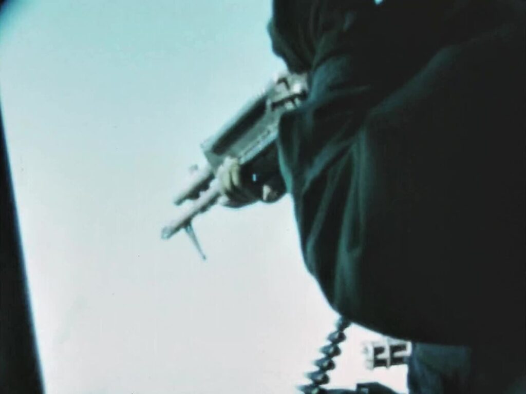UH-1D Huey Door Gunners schießen im Januar 1969 zur Unterstützung von Arvn-Truppen im Mekong-Delta