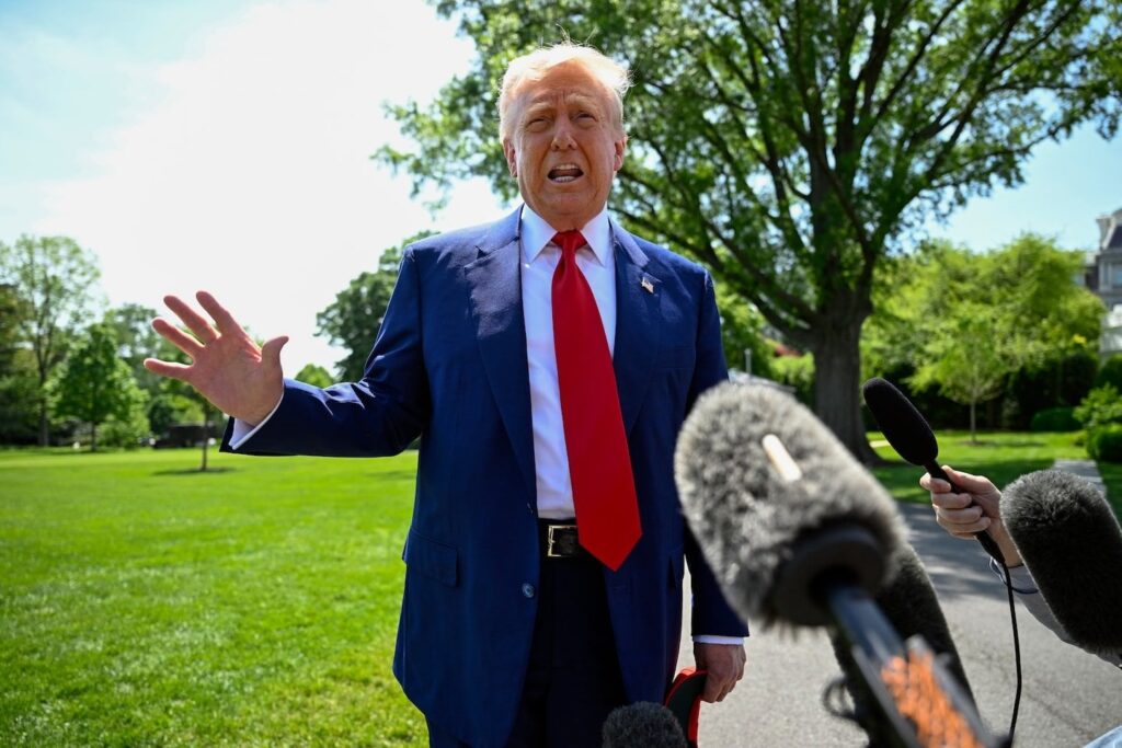 Trump sagt: "Ich weiß nicht", als er gefragt wurde, ob er die Verfassung aufrechterhalten muss