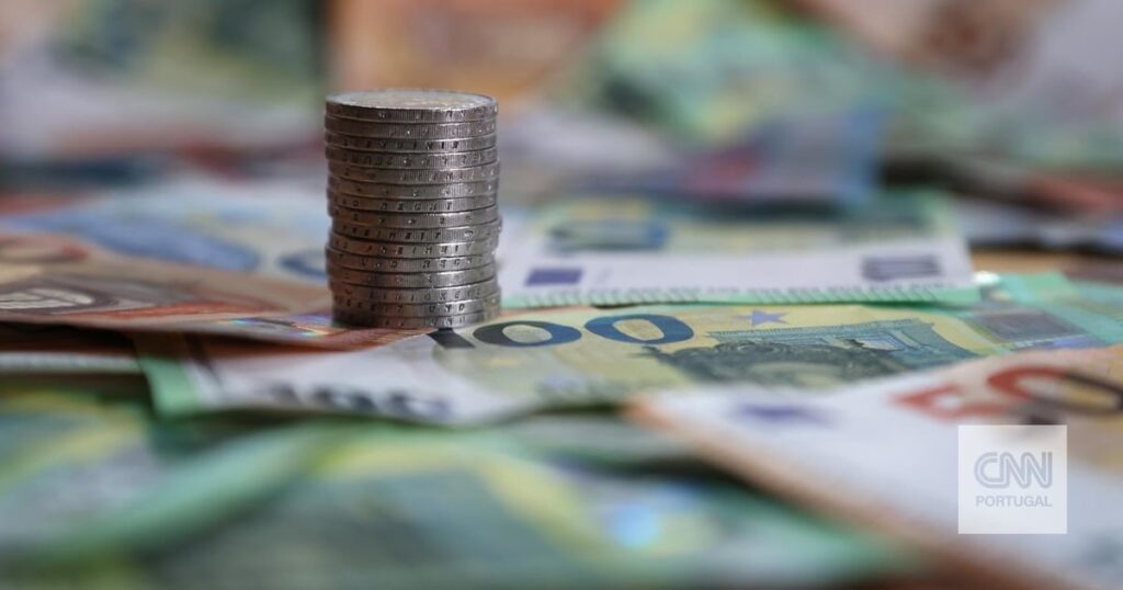 Der Künstler vertreibt Geld beim Imaginarius Festival, um die Einreichung in den Kapitalismus zu testen