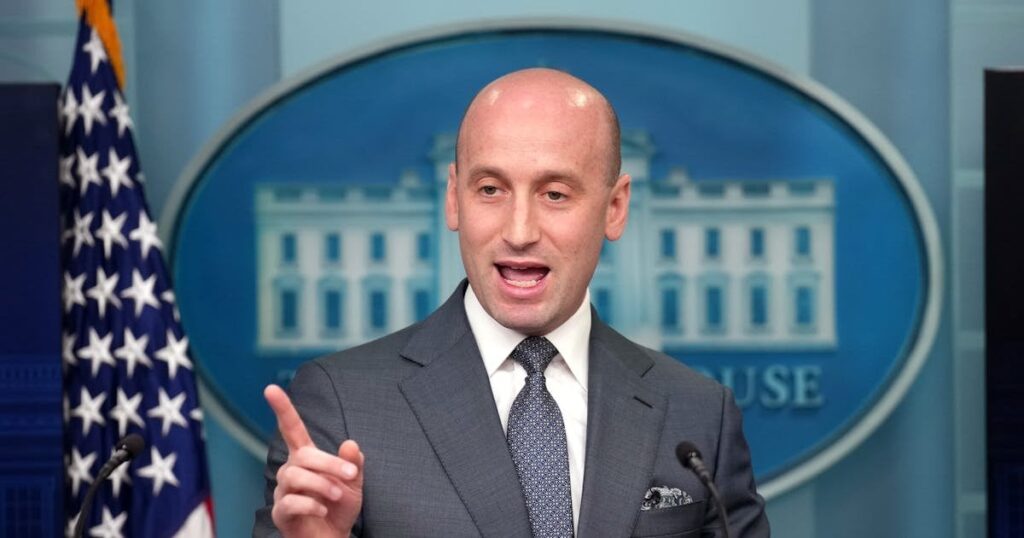 Stephen Miller enthüllt die vollständige Definition von „ordnungsgemäßem Prozess“. Der Trump -Berater versucht, die Verfassung neu zu definieren, um seine extreme Einwanderungsagenda durchzuführen. Stephen Miller enthüllt die vollständige Definition von „ordnungsgemäßem Prozess“. Der Trump -Berater versucht, die Verfassung neu zu definieren, um seine extreme Einwanderungsagenda durchzuführen.