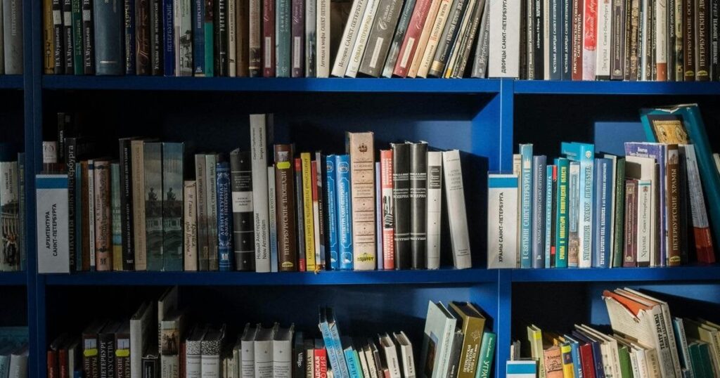 Alberta K-12 Schulen, um eine altersgerechte Buchrichtlinie zu haben