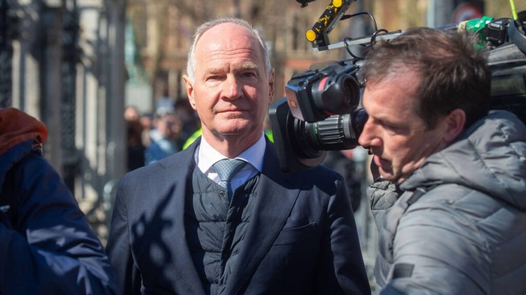 Heathrow Chef außerhalb der Reichweite während des Abschaltungsstudiums des Flughafens, als das Telefon still war, die Anfrage findet