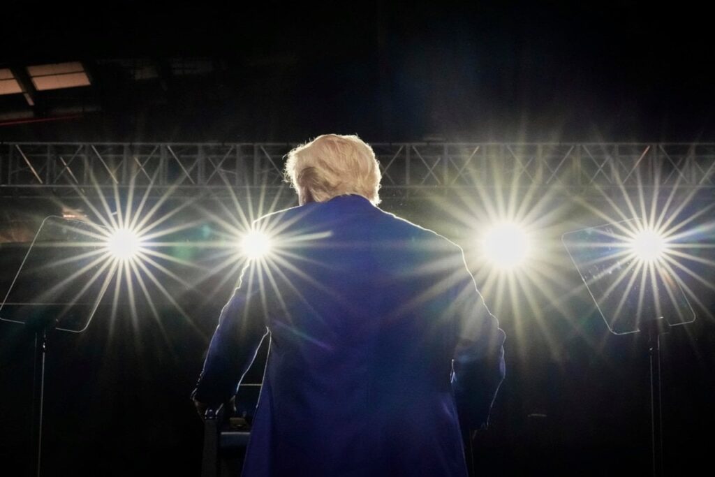 "Donald Trumps 10 empörendste Korruptionsausstellungen": Präsident von Senator brutal zerrissen