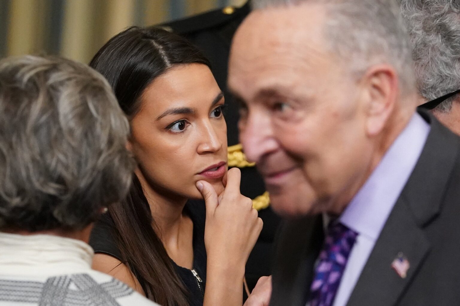AOC bewertet Chuck Schumer in einer neuen Umfrage mit zweistelliger Rand