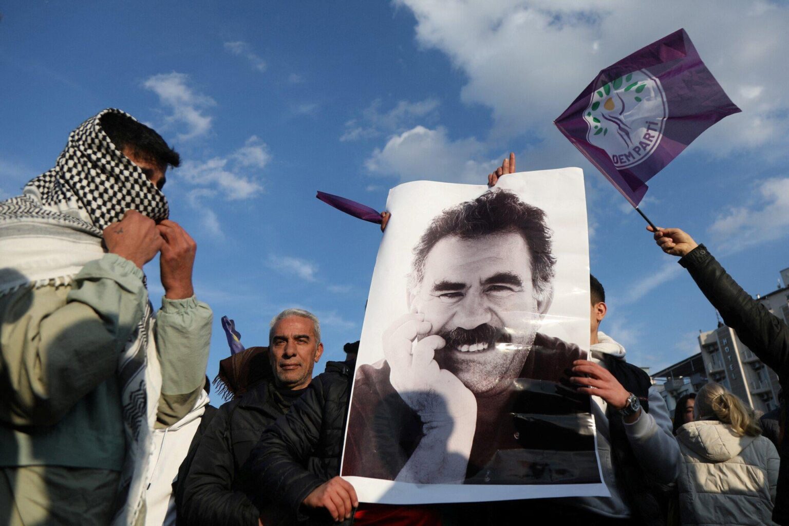 Historische Entscheidung: PKK kündigte die Selbstabteilung und das Ende des bewaffneten Kampfes an