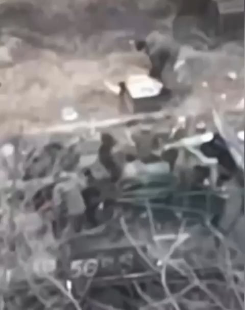 Das russische Artilleriestück wird zusammen mit seiner Crew zerstört.