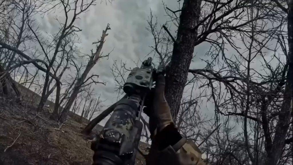 Das ukrainische Sof der "Omega" -ablösung der NGU wurde unter schweres feindliches Feuer, während sie in ihrer IFV in Bewegung war, und musste zu Defensivpositionen zurückkehren, in denen russische FPVs sie anvisierten. Ihre schnelle Reaktion rettete das Leben ihrer Kameraden. [Published May 2025]
