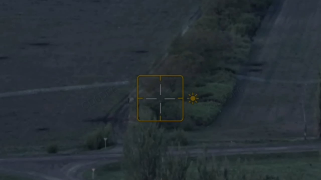 Russische Soldaten auf Motorrädern detonieren Mine, bleiben in Stacheldraht stecken, fast durch eingehende FPV und detonieren eine weitere Mine [May 2025]