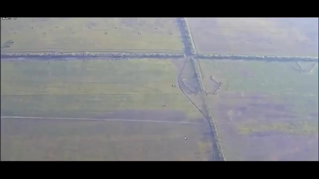 Das ukrainische Drohnen-Filmmaterial zeigt einen Angriff auf einen russischen BM-21-Absolventen-MLRS. Nachdem die Artillerie -Cluster -Shell einige Meter verpasst hat, versucht die Crew mit dem Fahrzeug zu entkommen, aber später wird der LKW von einem FPV -Quad angefahren. Das ukrainische Drohnen-Filmmaterial zeigt einen Angriff auf einen russischen BM-21-Absolventen-MLRS. Nachdem die Artillerie -Cluster -Shell einige Meter verpasst hat, versucht die Crew mit dem Fahrzeug zu entkommen, aber später wird der LKW von einem FPV -Quad angefahren.