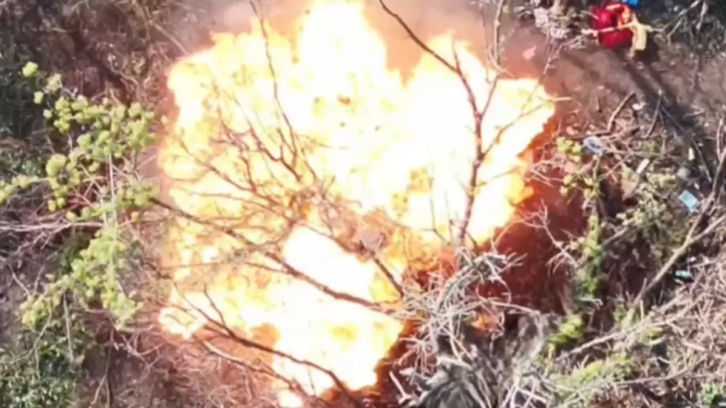 Ukrainische Drohnenabfälle auf 2 russische Soldaten mit Benzin, Pokrovsk Richtung tragen