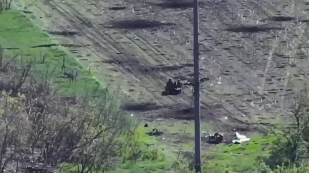 "WORMBUSTERS" der 414. UAV -Brigade «Vögel von Magyar» FPV Hit Russische Motorrad mit Seitenwagen, zündeten den Kraftstofftank und einen russischen Soldaten in Donezksk Region [05.2025]