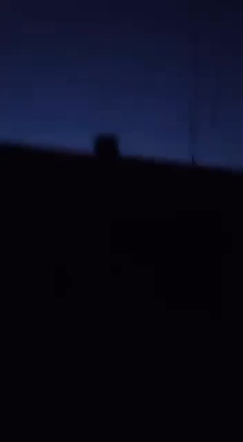 Ein Zeuge filmt einen ukrainischen Kampfflugzeug, der heute Abend einen iranischen/russischen "Shahed-136" in den Himmel über Ukraine abfährt.