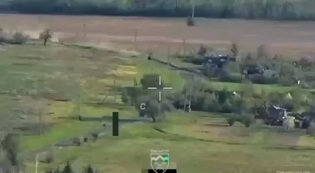 Drohnenmaterial der ukrainischen 10. Mountain Assault Brigade zeigt einen russischen Angriff ausschließlich mit zivilen Autos. Siversk, Donezk Oblast.