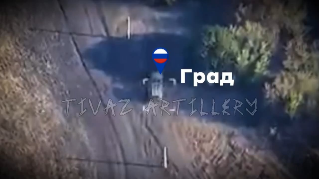 Drohnenmaterial der ukrainischen Artillerie-Abteilung "Tivaz" zeigt einen russischen BM-21-MLRs, der einen Treffer von einer Cluster-Hülle erzielt.