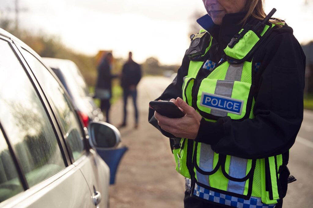 Die Polizei konnte nach dem Schwangerschaftsverlust nach Häusern und Telefonen suchen