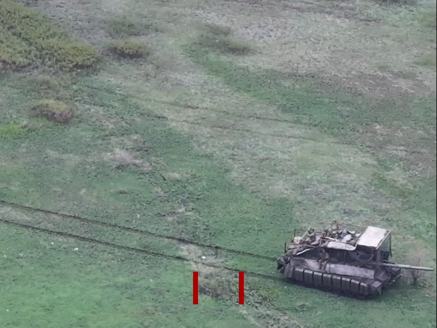 Hochauflösende Drohnen-Filmmaterial der ukrainischen "Wurmbuster" -Einheit der 414. Streik-UAV-Brigade, die eine russische MBT angreift.
