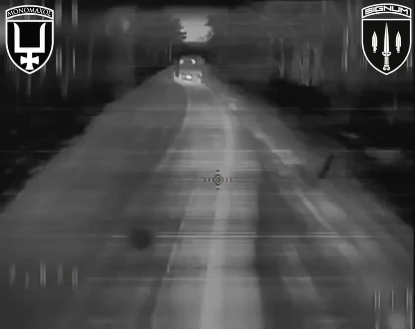 Ein ukrainischer FPV -Pilot der "Signum" -Gruppe greift einen russischen LKW an, der Soldaten und Ausrüstung transportiert.