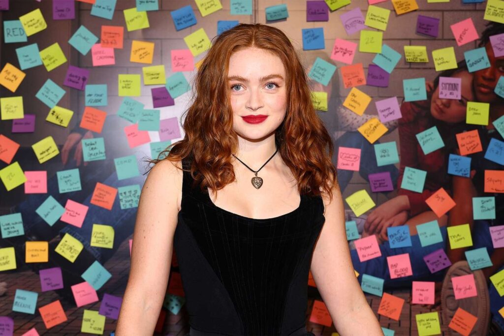 Sadie Sink reflektiert darüber, wie erfolgreich ein Kinderschauspieler sie gezwungen hat, "ein bisschen schneller" aufzuwachsen.
