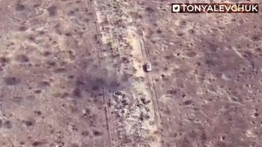 Russische MT-LB bläst in einer Mine in die Luft, ukrainische Soldaten kommen aus ihrem Graben und beenden sie mit Kleinwaffenfeuer. Avdiivka. Okt 2023