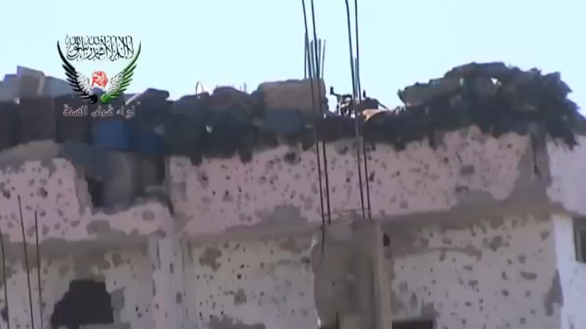Sunnitische Jugendbrigadekämpfer verbringen viel Zeit und Munition, um eine syrische Armee auf dem Dach MG - 2014 zu deaktivieren - 2014