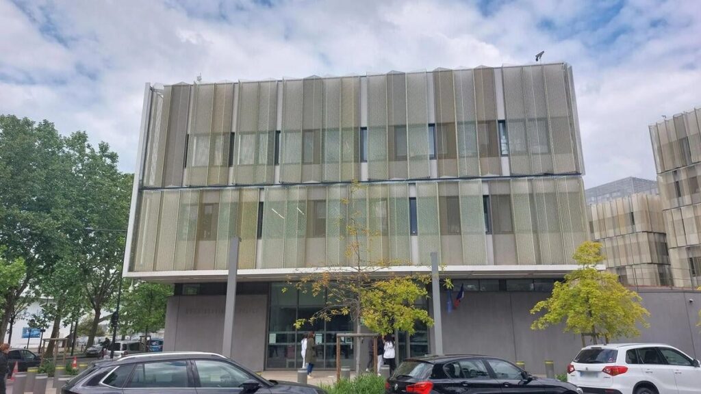 Hat die Polizei von Saint-Denis Mörtel auf ihre Polizeistation geschossen? Eine offene administrative Untersuchung Hat die Polizei von Saint-Denis Mörtel auf ihre Polizeistation geschossen? Eine offene administrative Untersuchung