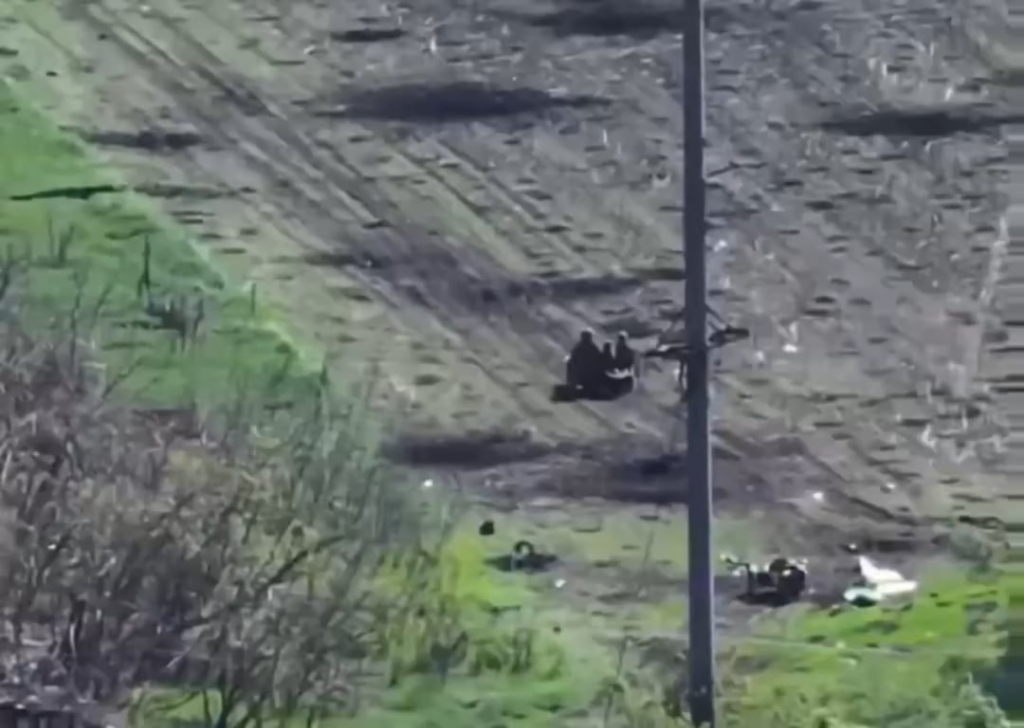 Russische Soldaten auf einem Motorrad mit einem Seitenwagen, der von der ukrainischen Drohne der "WORMBUSTERS" -Einheit der 414. UAS -Brigade Magyar -Vögel getroffen wurde. Pokrovsk -Richtung. [Published 08.05.2025, graphic content]