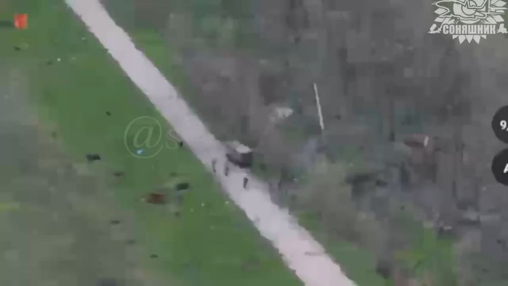 Die ukrainischen Streitkräfte führten mit Hilfe von 2 geführten amerikanischen GBU-62-Bomben bei der Landung mit russischen Soldaten einen Luftangriff auf einem MiG-29 durch. Mai 2025, nicht offenbarte Lage.