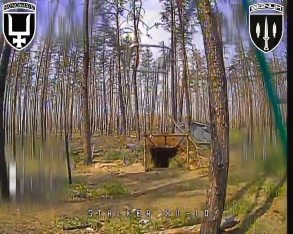 Die ukrainische Glasfaserdrohne flog durch eine Lücke im Anti -Drohnen -Netz eines russischen Bunkers in einem Wald. Lyman -Richtung. Signum Bataillon. 22. Mai 2025