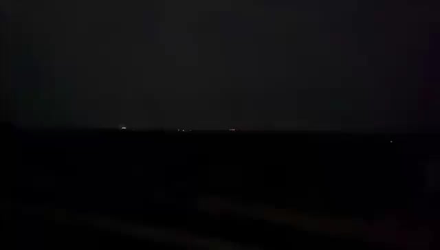 Indische Anzeigenabschnitte pakistanische Drohnen und Raketen im bewölkten Himmel über der Stadt Jaisalmer - 8. Mai 2025