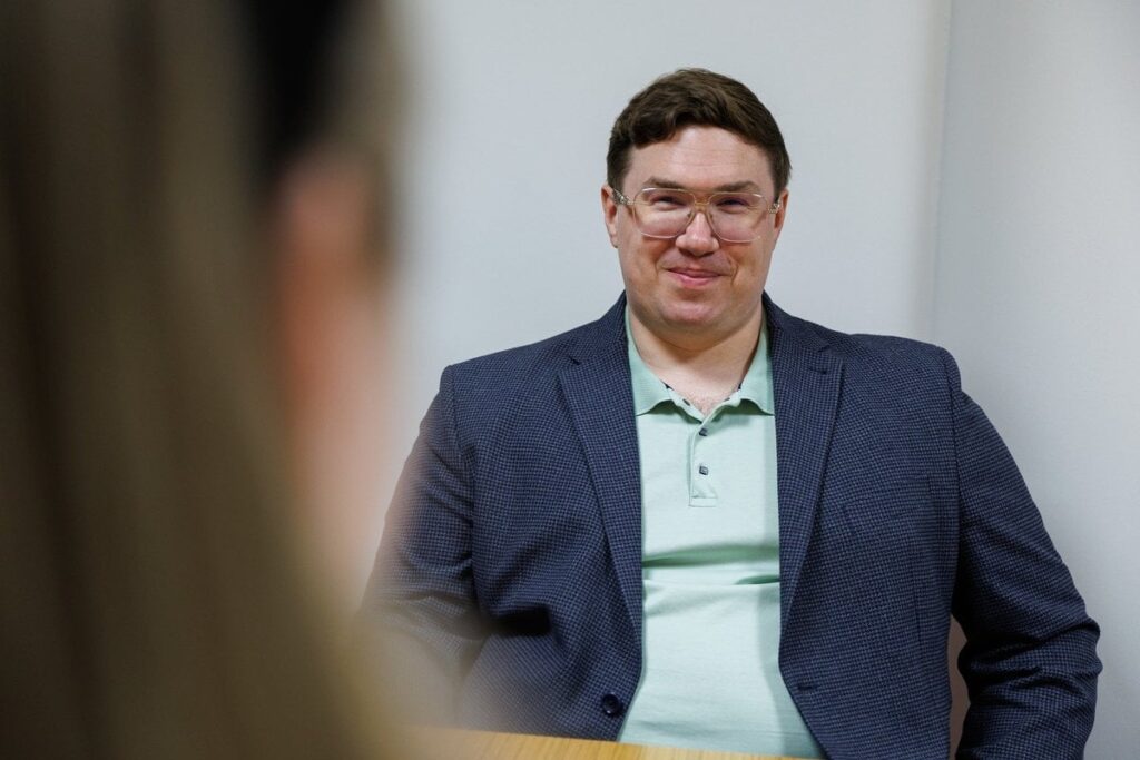 Die linke Partei beginnt zu schießen, um sich von russischfreundlich auf dem Weg zum Schutz der Transgender-Rechte zu wenden