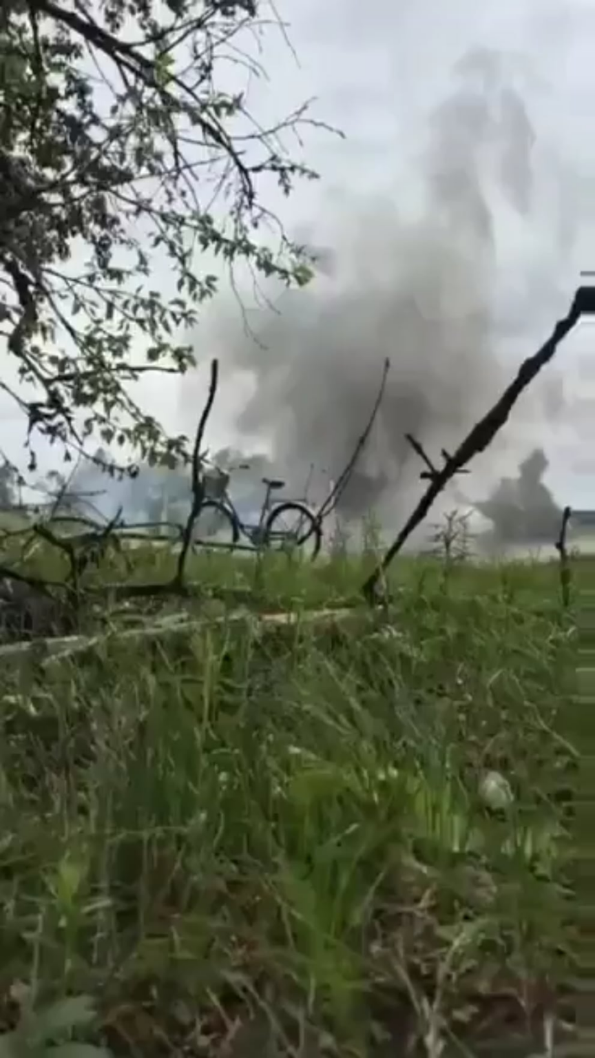 Der ukrainische Luftangriff am russischen Fluss überquert irgendwo in der Region Kursk, gedreht von russischen Soldaten. Mai 2025