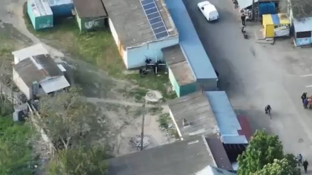 Drohnenaufnahmen eines ukrainischen Angriffs auf russische Soldaten im besetzten Teil der Region Kherson. Der Angriff musste sehr präzise sein, um das Leben der ukrainischen Zivilisten nicht zu gefährden.