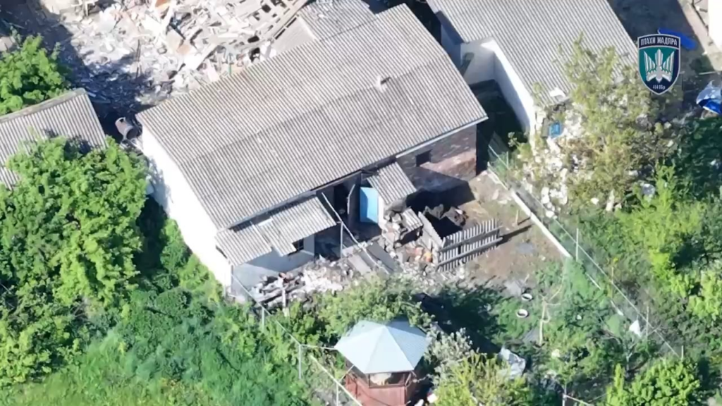 Drohnenmaterial eines ukrainischen FPV -Quads der 414. Streikbrigade, die ein Nebengebäude traf, während ein russischer Soldat es benutzte (erzählt von Robert Brovdi).