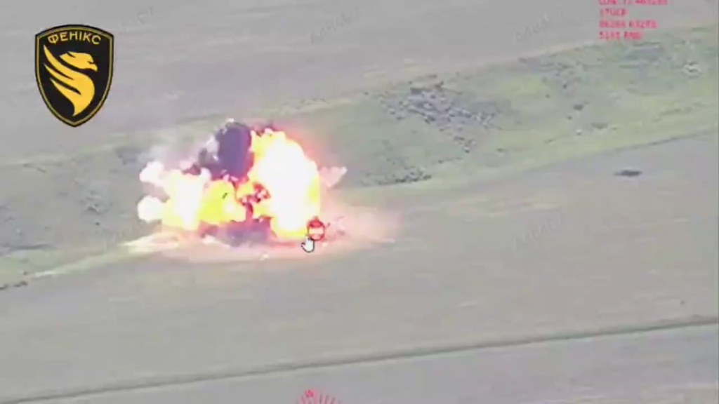 Das ukrainische UAS -Regiment "Phoenix" hat einen russischen IFV mit präzisem FPV -Drohnenangriff zerstört. Mai 2025. Standort nicht offengelegt. [Published 25.05.2025]