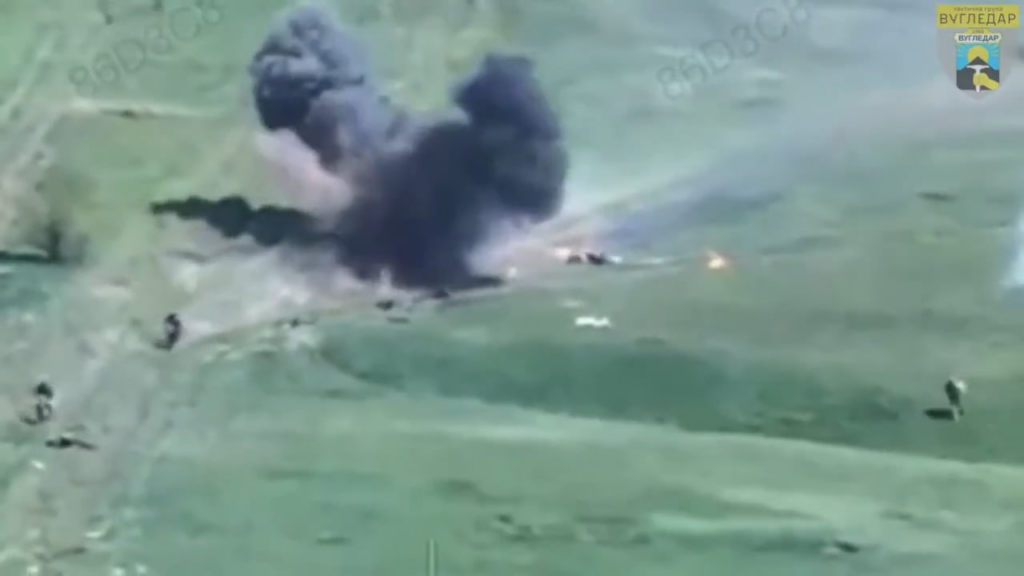 Ein russischer Motorrad -Angriff, der in Minen fährt und von ukrainischen FPV -Drohnen angegriffen wird (Ostukraine, Mai 2025)