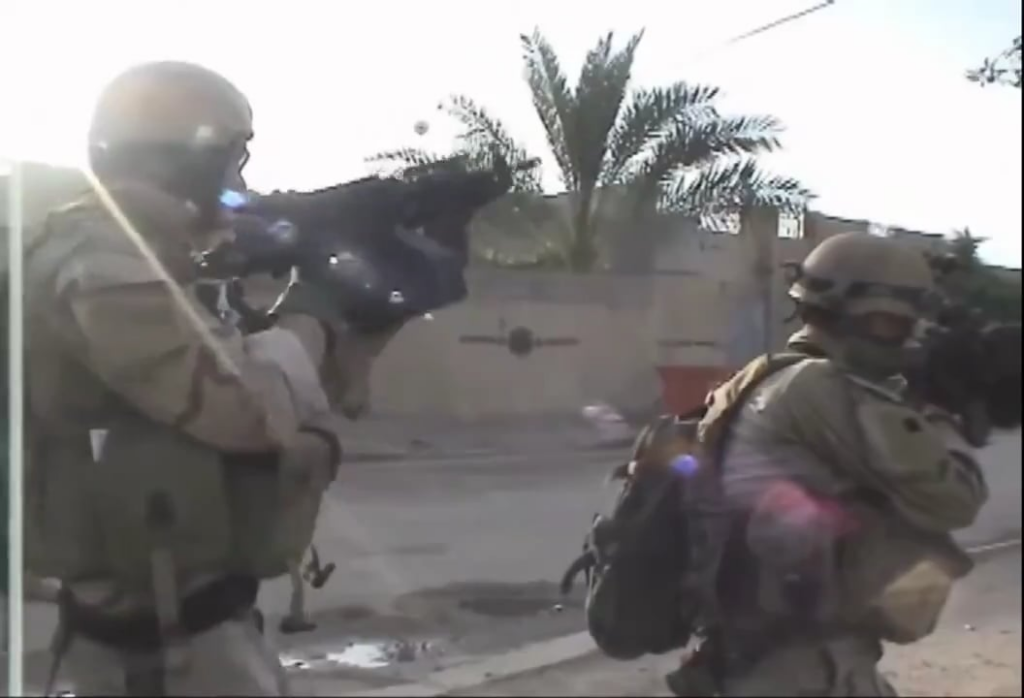 Seal Team 3 bietet ein unterdrückendes Feuer während einer Patrouille in den Straßen von Ramadi, Irak. 2006