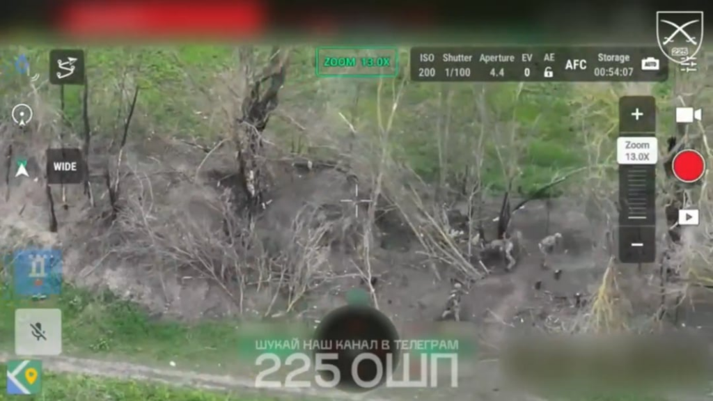 Eine Gruppe russischer Soldaten gab ihre Positionen in voller Kraft auf, die durch die Ankunft einer FPV -Drohne erschrocken wurden! - Ukrainisch 225. Sturmregiment. Höchstwahrscheinlich belgorodische Region. Mai 2025