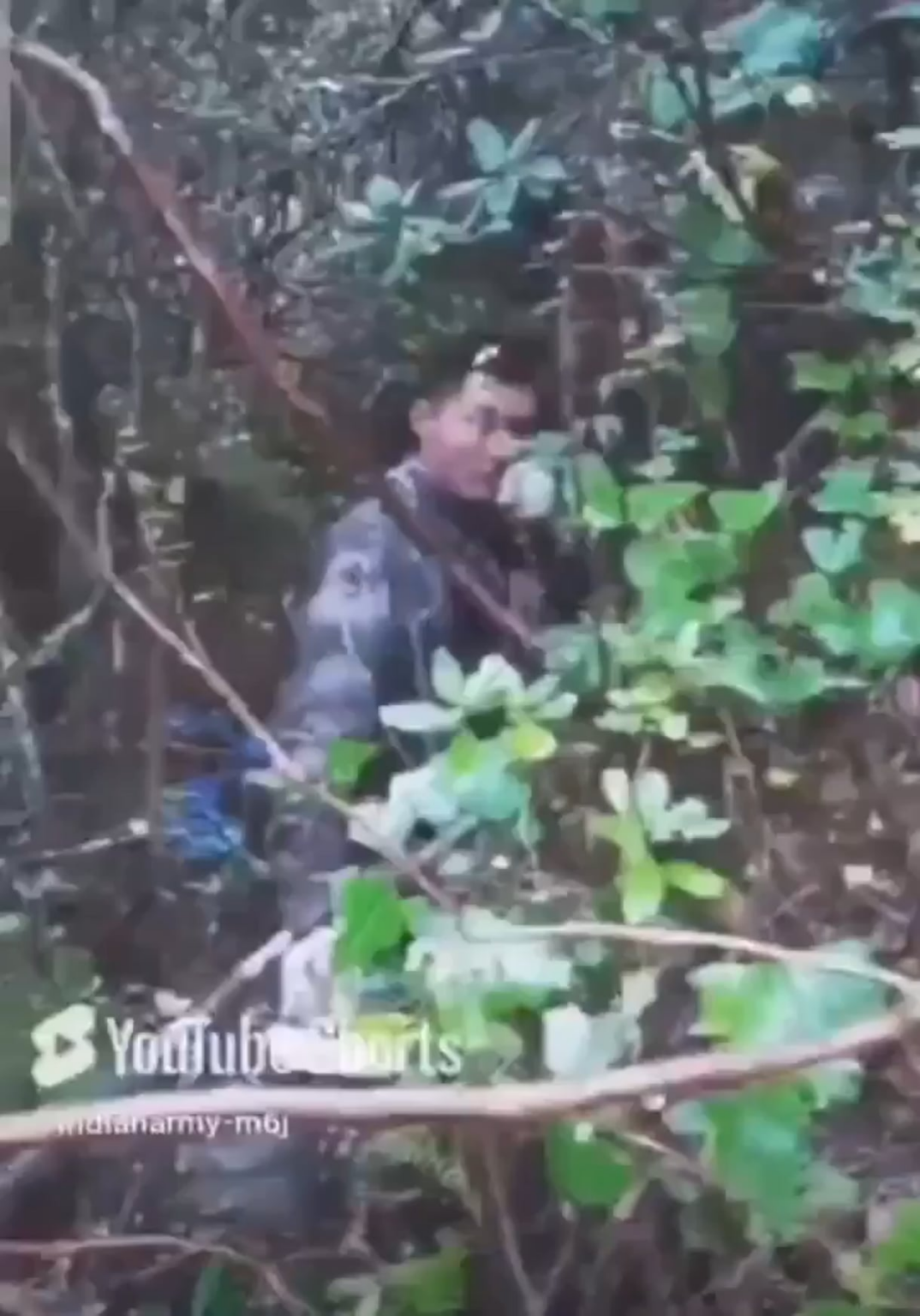 2 Pla -Soilder mit Granaten in der Hand in Arunachal Pradesh, Indien, gefangen. Genaues Datum unbestätigt